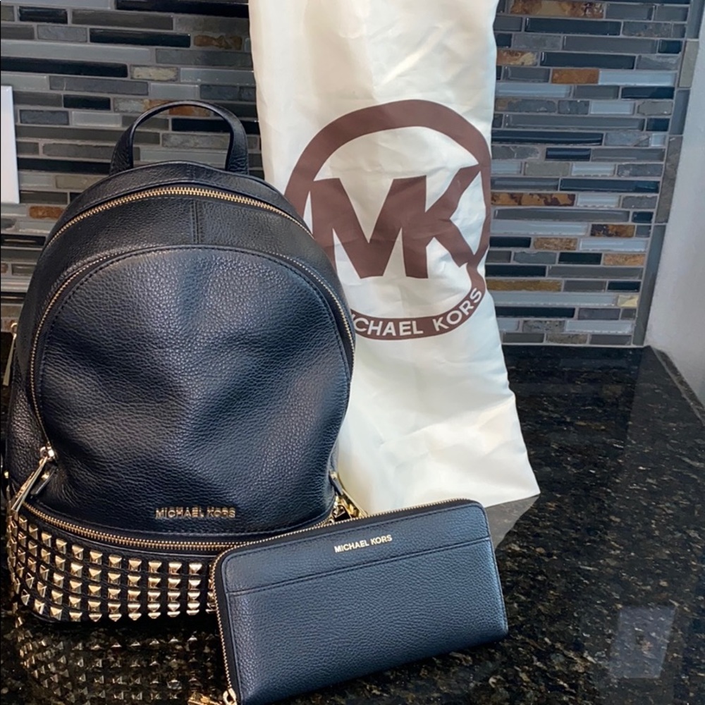 Michael Kors Rhea Leather Backpack 🎒 plus wallet